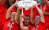 [ẢNH] Robben và Ribery bật khóc trong ngày chia tay Bayern bằng chức vô địch
