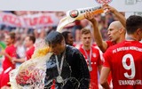 [ẢNH] Robben và Ribery bật khóc trong ngày chia tay Bayern bằng chức vô địch