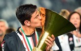 [ẢNH] Bạn gái xinh đẹp xuống sân ăn mừng vô địch cùng Ronaldo
