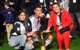 [ẢNH] Bạn gái xinh đẹp xuống sân ăn mừng vô địch cùng Ronaldo