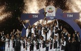 [ẢNH] Bạn gái xinh đẹp xuống sân ăn mừng vô địch cùng Ronaldo