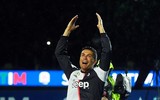 [ẢNH] Bạn gái xinh đẹp xuống sân ăn mừng vô địch cùng Ronaldo