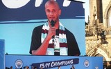 [ẢNH] Nhìn Man City phủ xanh thành Manchester trong lễ ăn mừng, M.U có hổ thẹn?