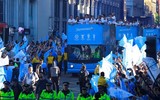 [ẢNH] Nhìn Man City phủ xanh thành Manchester trong lễ ăn mừng, M.U có hổ thẹn?