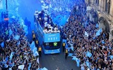 [ẢNH] Nhìn Man City phủ xanh thành Manchester trong lễ ăn mừng, M.U có hổ thẹn?