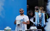 [ẢNH] Nhìn Man City phủ xanh thành Manchester trong lễ ăn mừng, M.U có hổ thẹn?