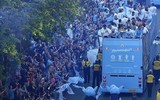 [ẢNH] Nhìn Man City phủ xanh thành Manchester trong lễ ăn mừng, M.U có hổ thẹn?