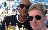 [ẢNH] Nhìn Man City phủ xanh thành Manchester trong lễ ăn mừng, M.U có hổ thẹn?