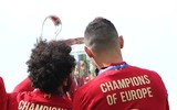 [ẢNH] Biển người rực đỏ chào đón những người hùng Liverpool trở về