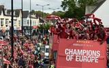 [ẢNH] Biển người rực đỏ chào đón những người hùng Liverpool trở về