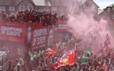 [ẢNH] Biển người rực đỏ chào đón những người hùng Liverpool trở về