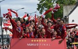 [ẢNH] Biển người rực đỏ chào đón những người hùng Liverpool trở về