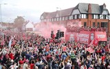 [ẢNH] Biển người rực đỏ chào đón những người hùng Liverpool trở về