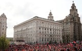 [ẢNH] Biển người rực đỏ chào đón những người hùng Liverpool trở về