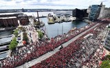 [ẢNH] Biển người rực đỏ chào đón những người hùng Liverpool trở về