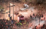 [ẢNH] Biển người rực đỏ chào đón những người hùng Liverpool trở về