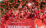[ẢNH] Biển người rực đỏ chào đón những người hùng Liverpool trở về