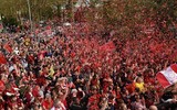 [ẢNH] Biển người rực đỏ chào đón những người hùng Liverpool trở về