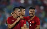 [ẢNH] CĐV cuồng nhiệt đội mưa gió sấm chớp cổ vũ U23 Việt Nam
