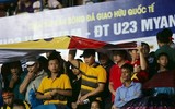 [ẢNH] CĐV cuồng nhiệt đội mưa gió sấm chớp cổ vũ U23 Việt Nam