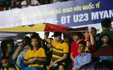 [ẢNH] CĐV cuồng nhiệt đội mưa gió sấm chớp cổ vũ U23 Việt Nam