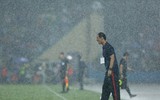 [ẢNH] CĐV cuồng nhiệt đội mưa gió sấm chớp cổ vũ U23 Việt Nam