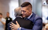 [ẢNH] Real Madrid ra mắt tân binh đắt giá đầu tiên trong mùa hè
