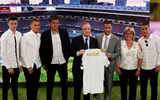 [ẢNH] Eden Hazard hớn hở trong ngày chính thức trở thành 
