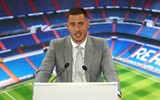 [ẢNH] Eden Hazard hớn hở trong ngày chính thức trở thành 