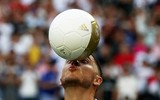 [ẢNH] Eden Hazard hớn hở trong ngày chính thức trở thành 