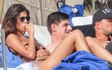 [ẢNH] Thủ môn Real đổ đốn, công khai cặp kè người mẫu Italia nóng bỏng