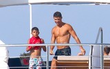 [ẢNH] Ronaldo gây sốt khi hôn đắm đuối bạn gái xinh đẹp giữa biển