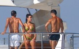 [ẢNH] Ronaldo gây sốt khi hôn đắm đuối bạn gái xinh đẹp giữa biển