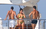 [ẢNH] Ronaldo gây sốt khi hôn đắm đuối bạn gái xinh đẹp giữa biển