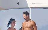 [ẢNH] Ronaldo gây sốt khi hôn đắm đuối bạn gái xinh đẹp giữa biển