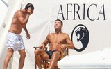 [ẢNH] Ronaldo gây sốt khi hôn đắm đuối bạn gái xinh đẹp giữa biển