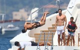 [ẢNH] Ronaldo gây sốt khi hôn đắm đuối bạn gái xinh đẹp giữa biển