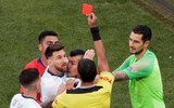 [ẢNH] Cận cảnh tình huống Messi bị gây gổ, nhận thẻ đỏ oan uổng