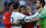 [ẢNH] Cận cảnh tình huống Messi bị gây gổ, nhận thẻ đỏ oan uổng