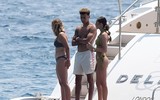 [ẢNH] Bạn gái khoe thân hình bốc lửa sau sự cố ngất xỉu của Dele Alli