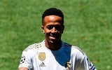 [ẢNH] Tân binh Real Madrid choáng váng, uống nước liên tục trong ngày ra mắt