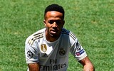 [ẢNH] Tân binh Real Madrid choáng váng, uống nước liên tục trong ngày ra mắt