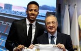 [ẢNH] Tân binh Real Madrid choáng váng, uống nước liên tục trong ngày ra mắt