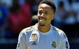 [ẢNH] Tân binh Real Madrid choáng váng, uống nước liên tục trong ngày ra mắt