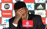 [ẢNH] Tân binh Real Madrid choáng váng, uống nước liên tục trong ngày ra mắt