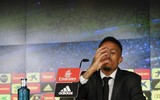 [ẢNH] Tân binh Real Madrid choáng váng, uống nước liên tục trong ngày ra mắt