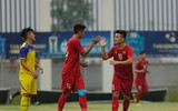 [ẢNH] Từ trên khán đài, thầy Park chỉ đạo U23 Việt Nam đá tập