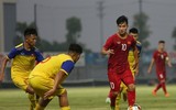[ẢNH] Từ trên khán đài, thầy Park chỉ đạo U23 Việt Nam đá tập