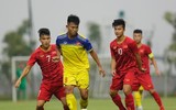 [ẢNH] Từ trên khán đài, thầy Park chỉ đạo U23 Việt Nam đá tập