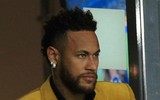[ẢNH] Mặc bê bối hiếp dâm, Neymar xuất hiện với mái tóc bạch kim cực ngầu